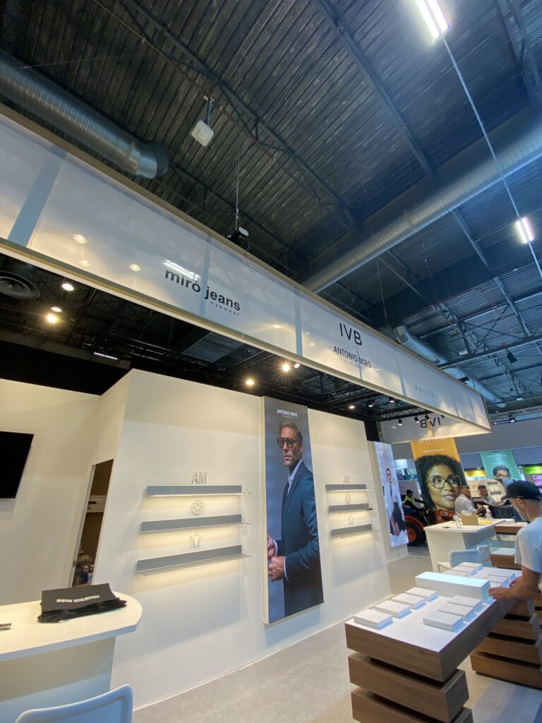 Picturia monte un stand au Silmo Paris