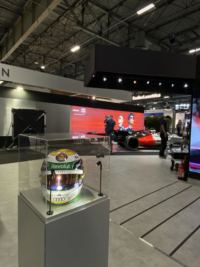Picturia monte un stand au Silmo Paris