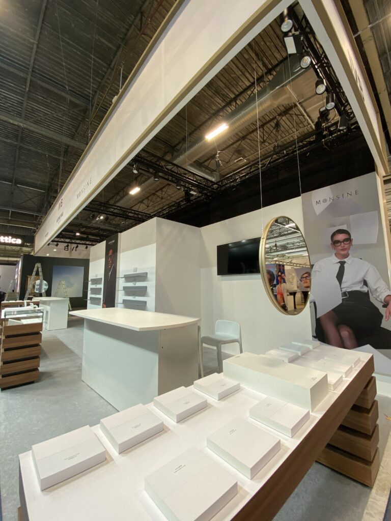 Picturia monte un stand au Silmo Paris